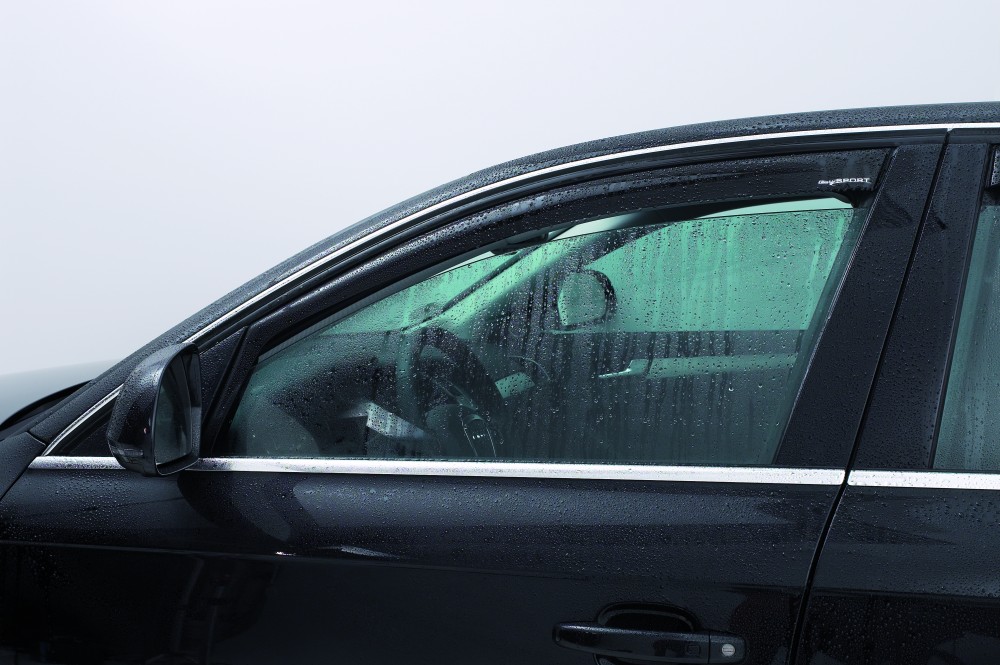 Windabweiser eingebaut mit leicht geöffneten Seitenscheiben